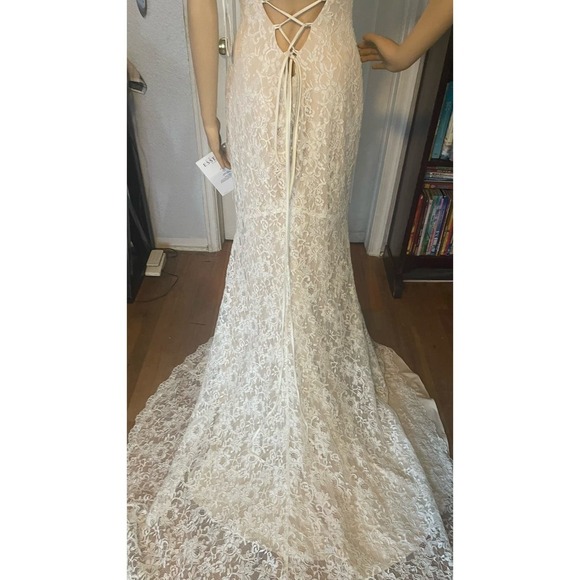 Ethereal Elegance: Exquisite Essense of Australia D2467 Wedding Dress - Picture 9 of 17